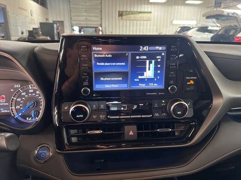 Used 2022 Toyota Highlander Bronze Edition AWD/4WD image 18