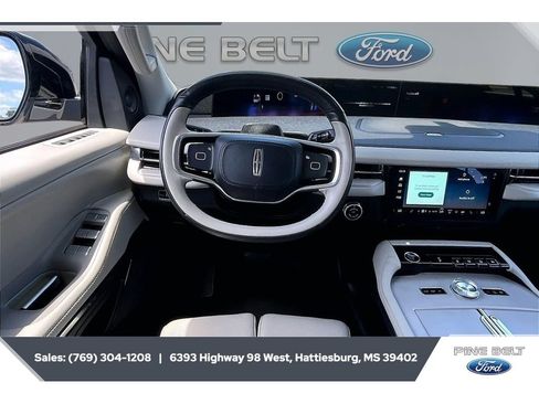 Used 2025 Lincoln Navigator L Reserve AWD/4WD image 5