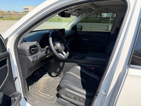 Used 2023 Honda Pilot Touring image 9