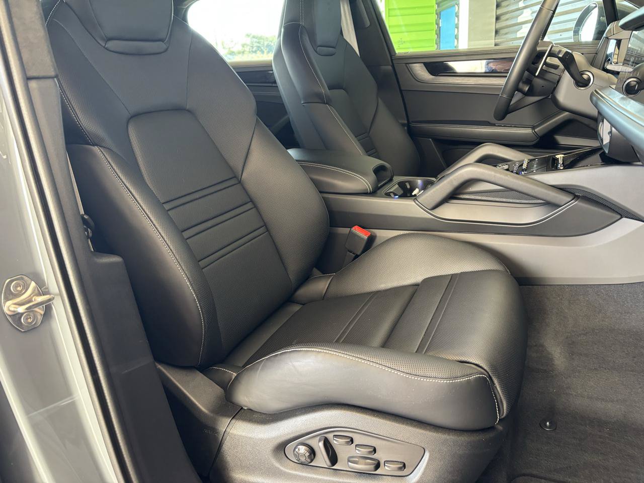 Used 2025 Porsche Cayenne GTS AWD/4WD image 23