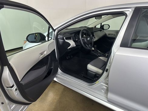 Used 2024 Toyota Corolla LE FWD image 2