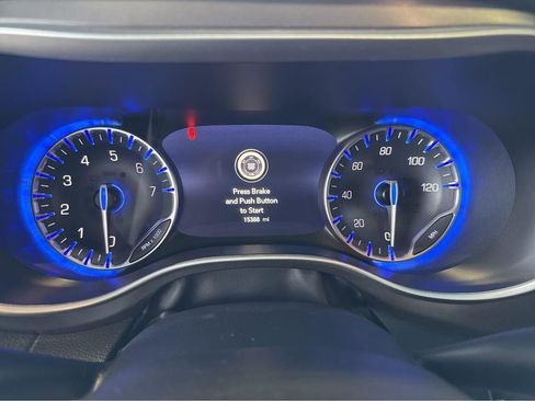 Used 2024 Chrysler Pacifica Touring-L image 3