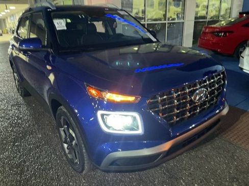Used 2025 Hyundai Venue Limited image 2
