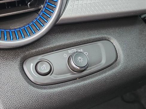 Used 2025 Chevrolet Trax LT w/ LT Convenience Package image 12