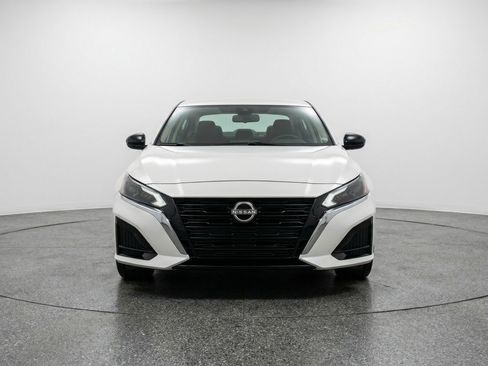 Used 2025 Nissan Altima 2.5 SV FWD image 2