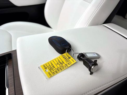 Used 2022 Tesla Model X image 33