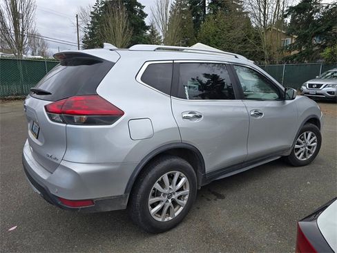 Used 2020 Nissan Rogue SV image 3