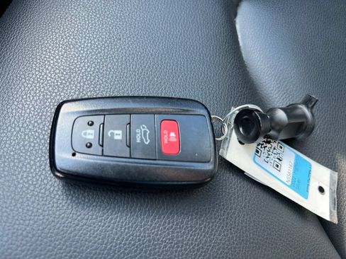 Used 2022 Toyota Highlander XLE AWD/4WD image 29