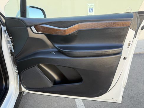 Used 2020 Tesla Model X image 30