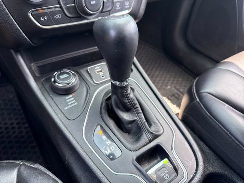Used 2020 Jeep Cherokee Latitude Plus w/ Cold Weather Group AWD/4WD image 28
