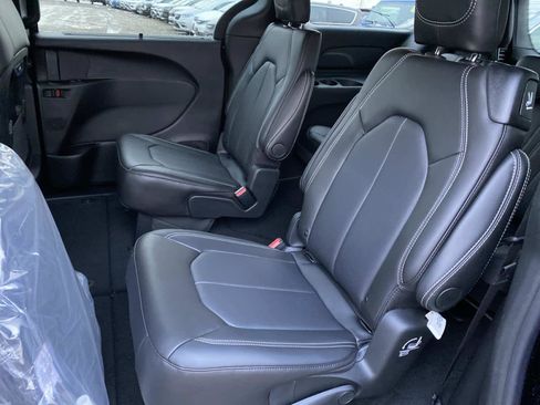 New 2026 Chrysler Pacifica Select image 7