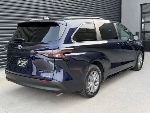 Used 2024 Toyota Sienna LE AWD/4WD image 11