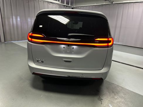 New 2026 Chrysler Pacifica Select image 6