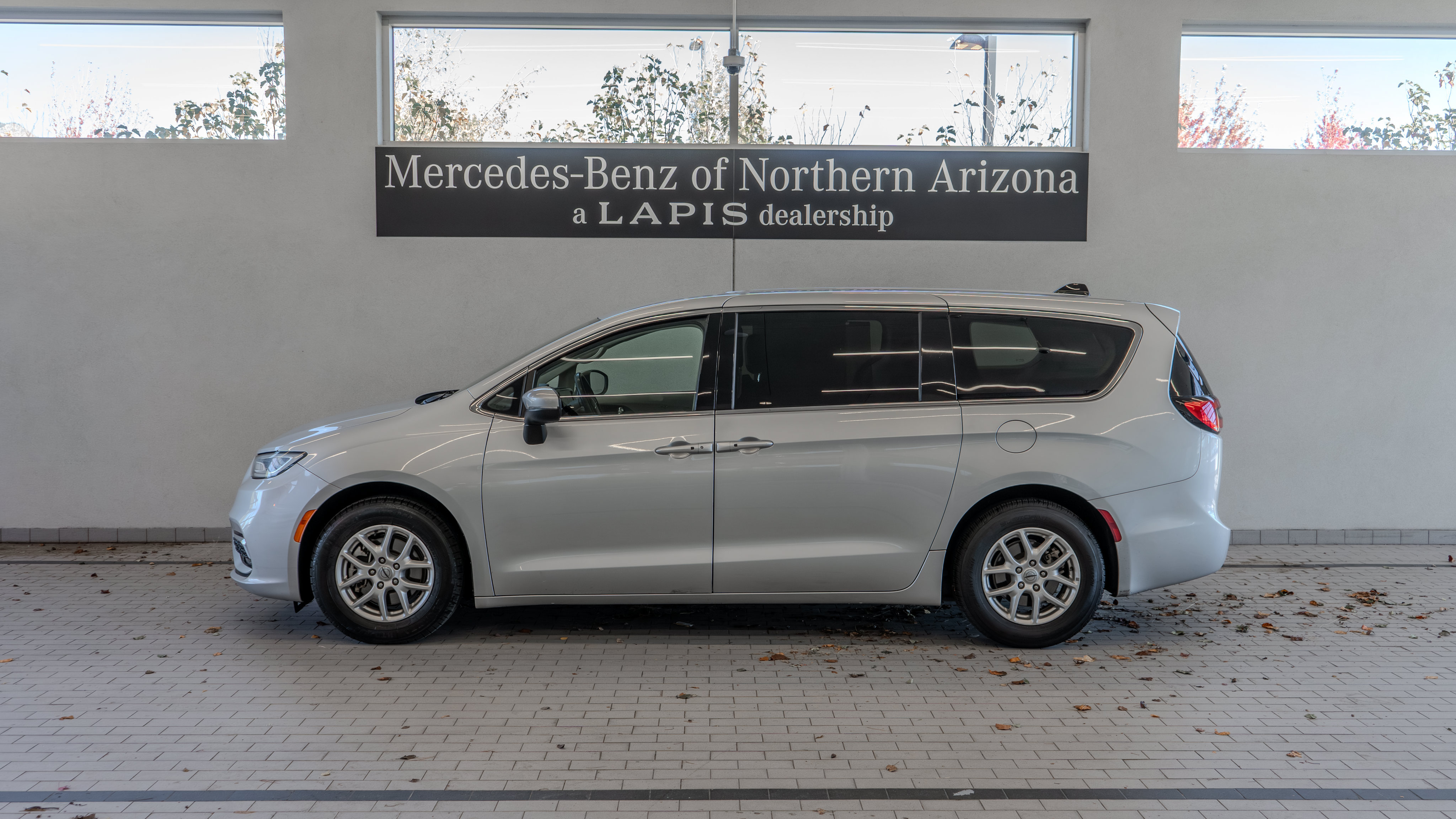 Used 2023 Chrysler Pacifica Touring-L FWD image 2
