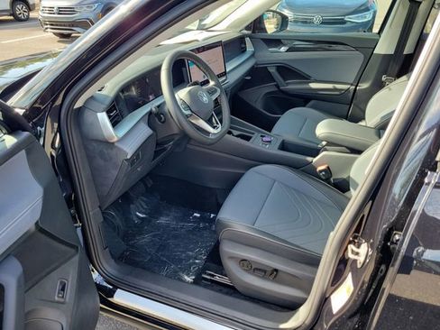 New 2026 Volkswagen Tiguan SE FWD image 17