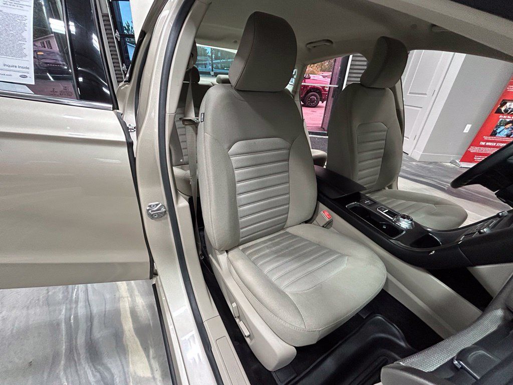 Used 2017 Ford Fusion SE FWD image 4