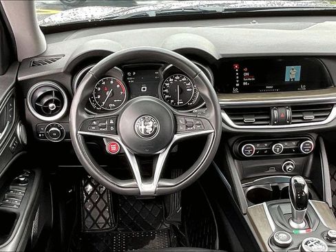 Used 2018 Alfa Romeo Stelvio Ti AWD/4WD image 4