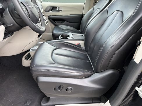 Used 2023 Chrysler Pacifica Touring-L FWD image 15