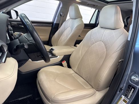 Used 2023 Toyota Highlander Platinum image 16