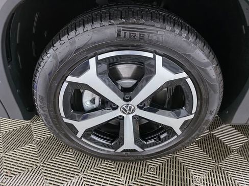 Certified 2025 Volkswagen Tiguan SE w/ Panoramic Sunroof Package image 10