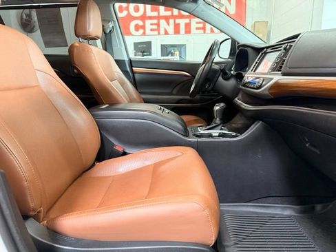 Used 2017 Toyota Highlander Limited AWD/4WD image 29