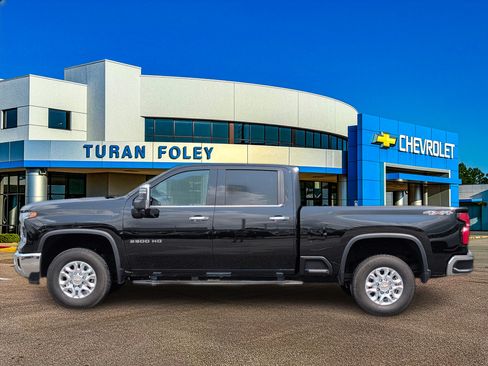 Used 2026 Chevrolet Silverado 2500 LTZ AWD/4WD image 2
