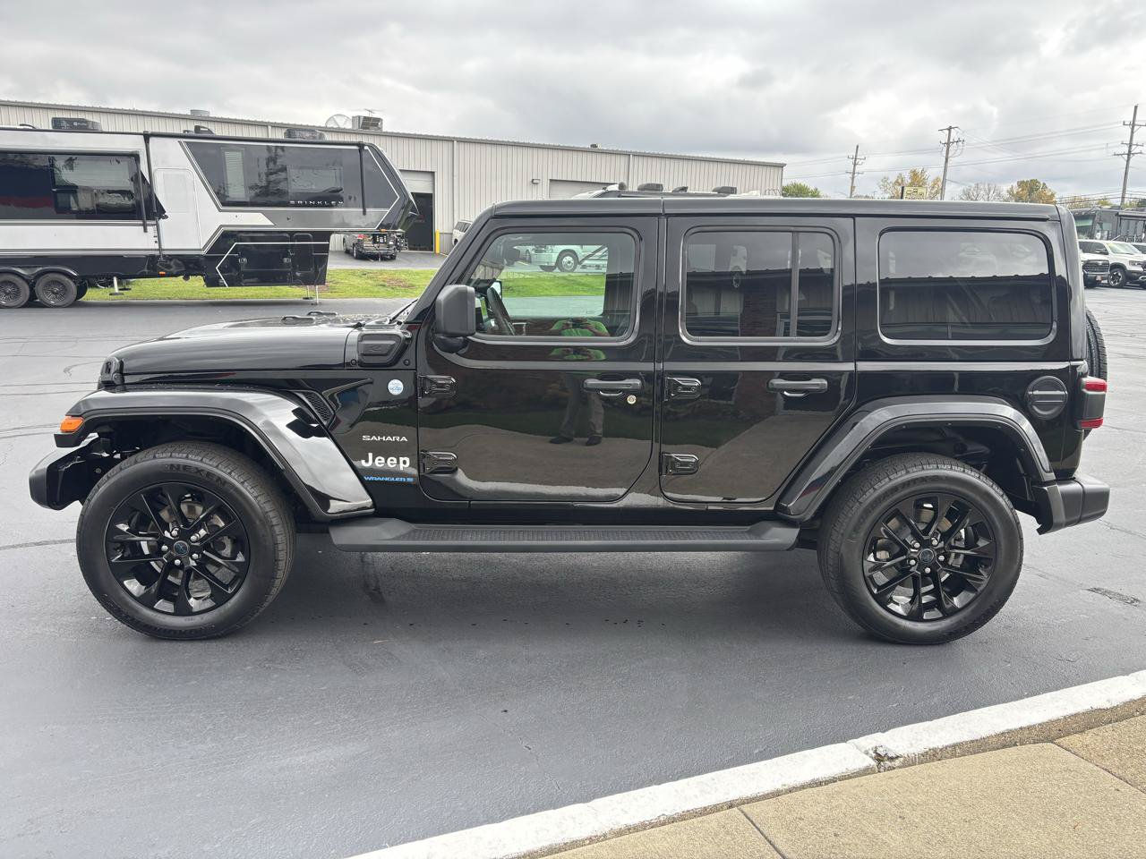 Used 2024 Jeep Wrangler Unlimited Sahara w/ Technology Group AWD/4WD image 6