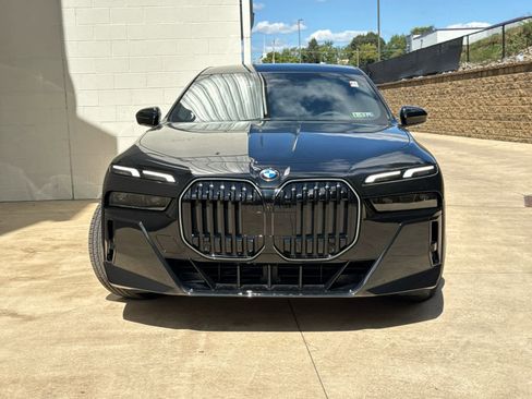 Used 2026 BMW 760i xDrive w/ Premium Package image 2
