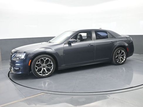 Used 2018 Chrysler 300 S w/ 300S Premium Group RWD image 2