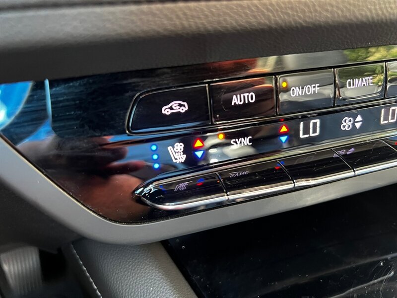 Used 2023 Buick Envision Avenir AWD/4WD image 35
