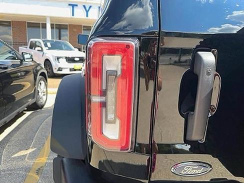 Used 2023 Ford Bronco Wildtrak image 10