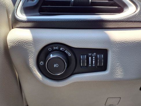 Used 2020 Chrysler Pacifica Touring-L FWD image 24