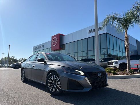Used 2024 Nissan Altima 2.5 SV FWD image 1