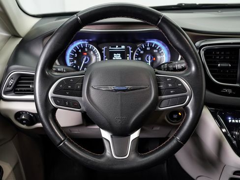 Used 2018 Chrysler Pacifica Touring-L FWD image 10
