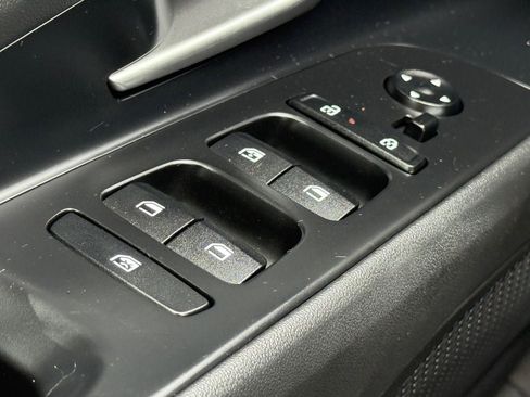 Used 2025 Hyundai Elantra Limited FWD image 18