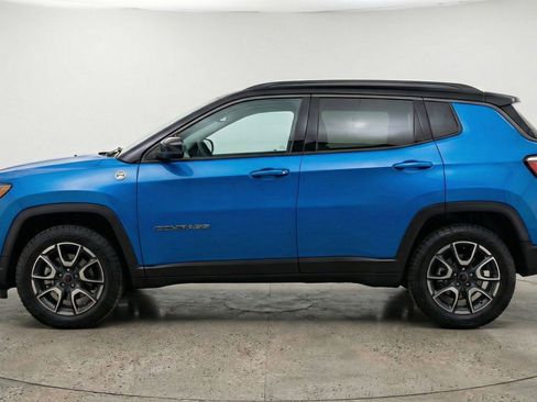 Used 2025 Jeep Compass Trailhawk AWD/4WD image 5