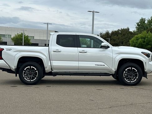 Used 2025 Toyota Tacoma TRD Sport w/ TRD Sport Upgrade Package image 3