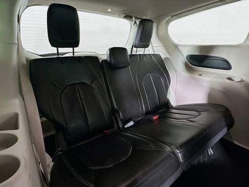 Used 2023 Chrysler Pacifica Touring-L image 25