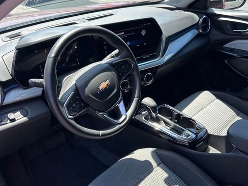 Used 2025 Chevrolet Trax LT w/ LT Convenience Package FWD image 22