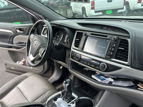 Used 2016 Toyota Highlander XLE AWD/4WD image 10