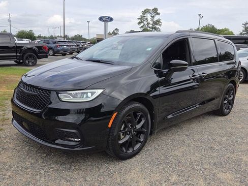 Used 2024 Chrysler Pacifica Limited w/ Uconnect Theater Family Group FWD image 4