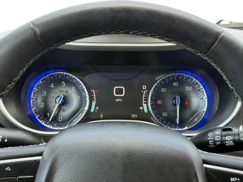 Used 2022 Chrysler Pacifica Touring-L w/ Uconnect Theater Family Group FWD image 30
