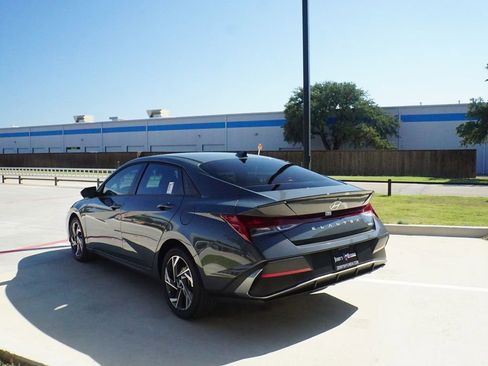 New 2025 Hyundai Elantra SEL image 5