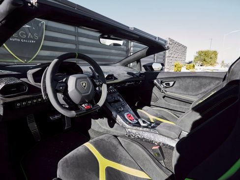 Used 2019 Lamborghini Huracan Performante image 2