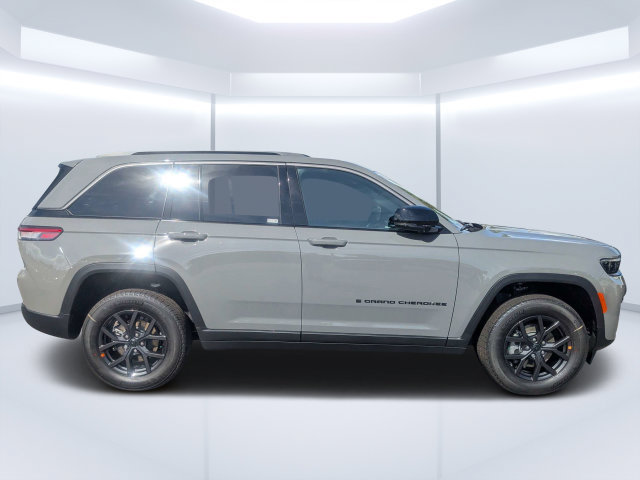 New 2027 Jeep Grand Cherokee Altitude AWD/4WD image 2