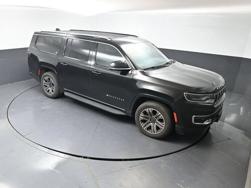 Used 2024 Jeep Wagoneer L Series II w/ Flexible Seating Group AWD/4WD image 17