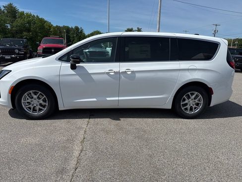 New 2027 Chrysler Pacifica Select FWD image 2