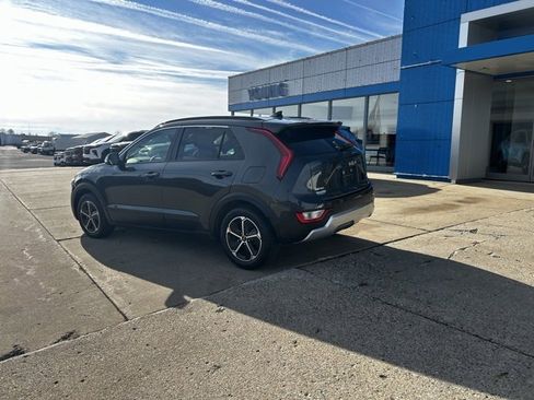 Used 2023 Kia Niro EX image 3