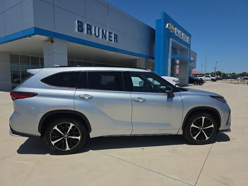Used 2022 Toyota Highlander XSE FWD image 20