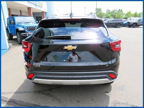 Used 2025 Chevrolet Trax LT FWD image 6